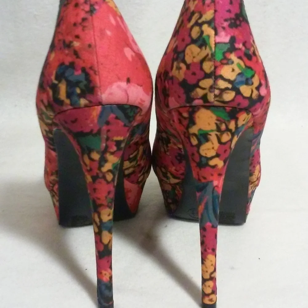 Vintage Red Pink Floral Fabric Platform Pumps, Size 9